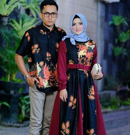 Model Baju Gamis Batik Kombinasi Kain Polos Satin Simple Aksen Pita Warna Hitam Maroon