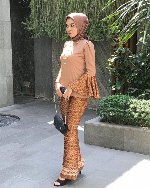 Model Baju Gamis Batik Kombinasi Kain Polos Simple Lengan Lonceng Cream Coklat