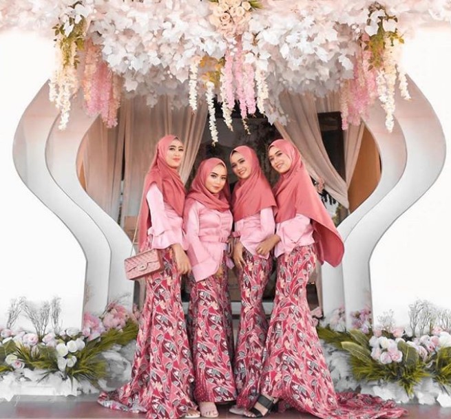 Model Baju Gamis Batik Kombinasi Satin Warna Pink