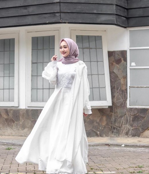 Model Baju Gamis Brokat Kombinasi Sifon Selendang Bahu Lengan Lonceng Putih