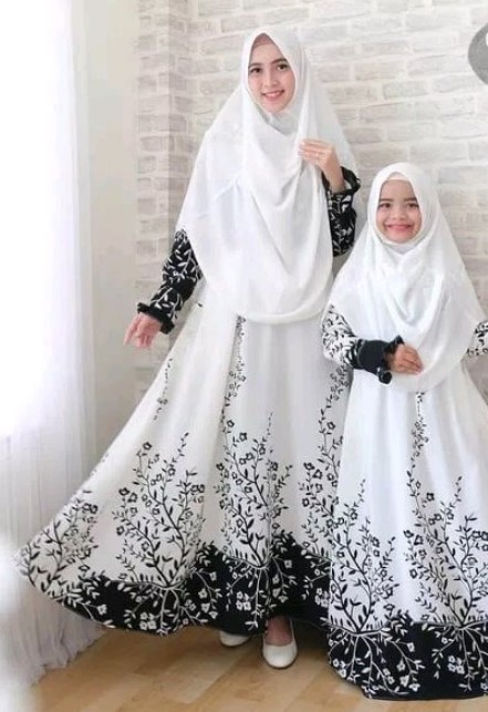 Model Baju Gamis Couple Ibu dan Anak Terbaru Motif Bunga Hitam Putih