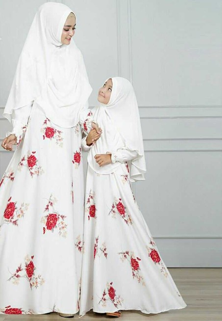 Model Baju Gamis Couple Ibu dan Anak Terbaru Motif Bunga Putih Merah