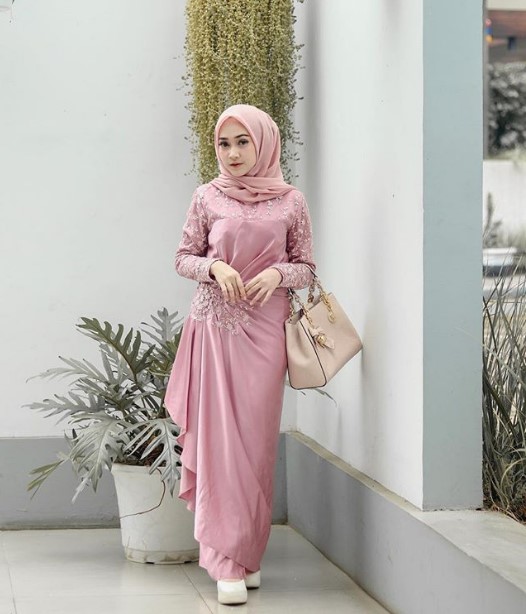 Model Baju Gamis Kombinasi Brokat Sifon Modern Kaftan Dusty Pink