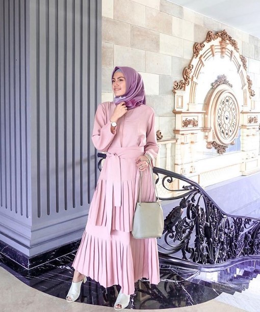 Model Baju Gamis Modern Terbaru Rok Lipat Ikat Pinggang Soft Pink