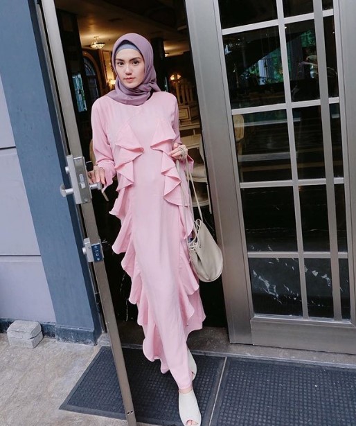 Model Baju Gamis Modern Terbaru Sifon Aksen Flow Rempel Soft Pink