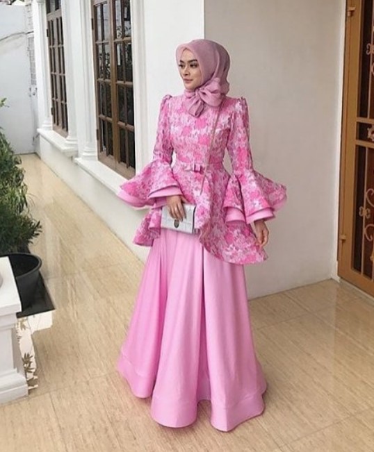 Model Baju Gamis Pesta Mewah Lengan Lonceng Peplum Floral Pink