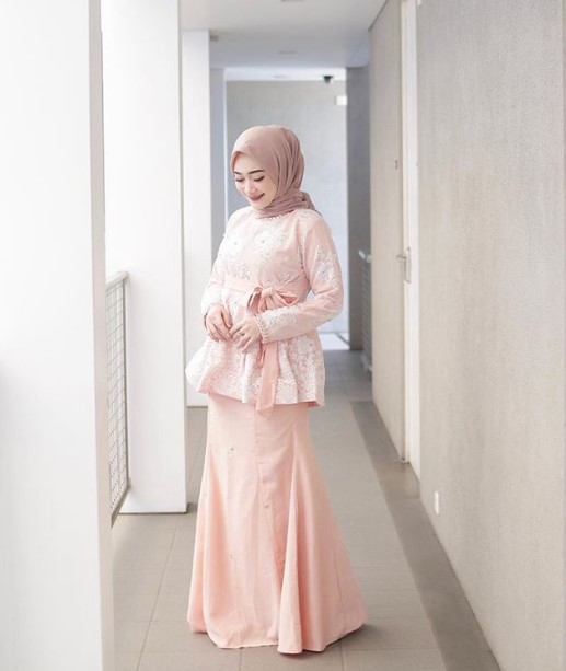 Model Baju Gamis Pesta Modern Mewah Brokat Satin Rok Duyung Ikat Pinggang Soft Peach