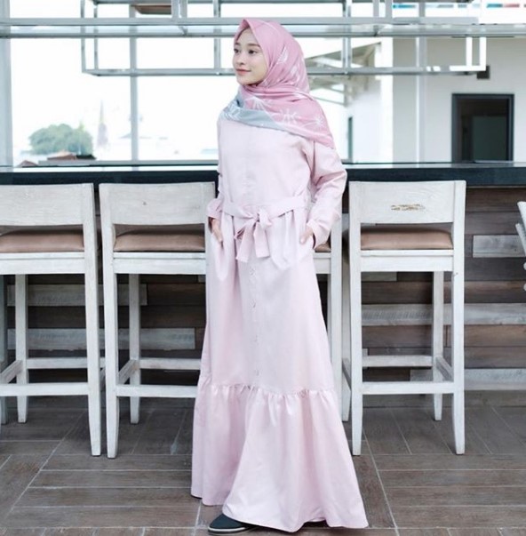 Model Baju Gamis Remaja Kekinian Modern Ikat Pinggang Soft Pink