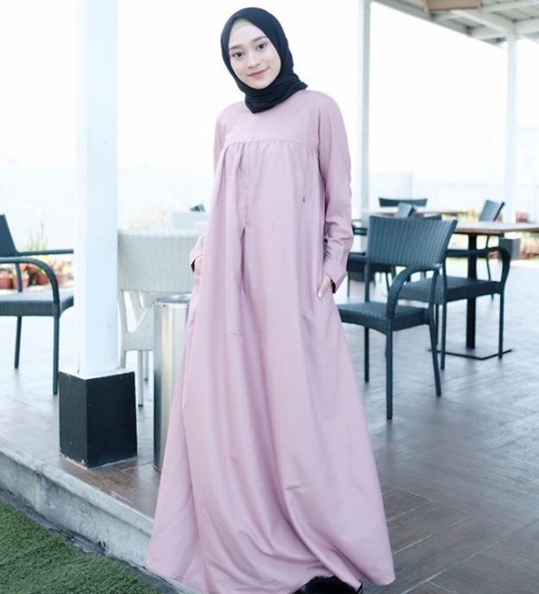 Model Baju Gamis Remaja Kekinian Modern Simpel Kantong Samping Soft Pink