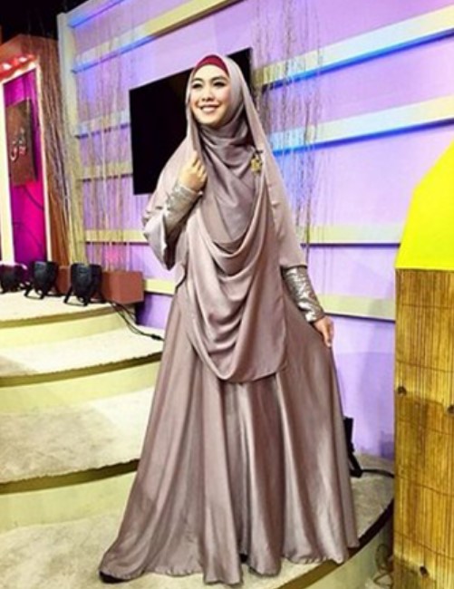 Model Baju Gamis Syar'i Ala Oki Setiana Dewi Cream Metalic