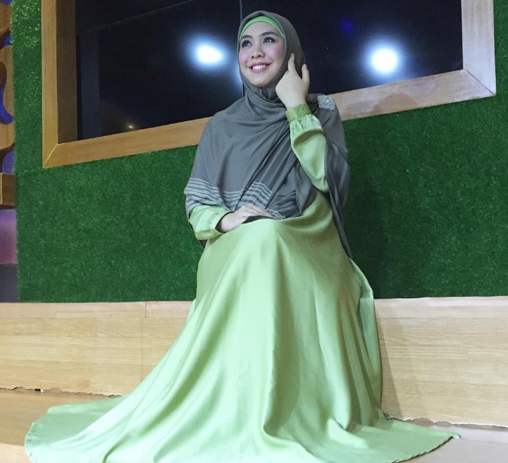 Model Baju Gamis Syar'i Ala Oki Setiana Dewi Hijau Muda