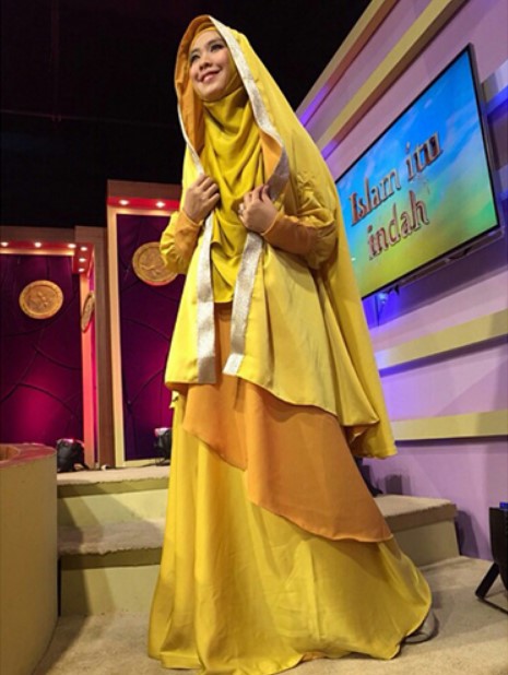 Model Baju Gamis Syar'i Ala Oki Setiana Dewi Kuning