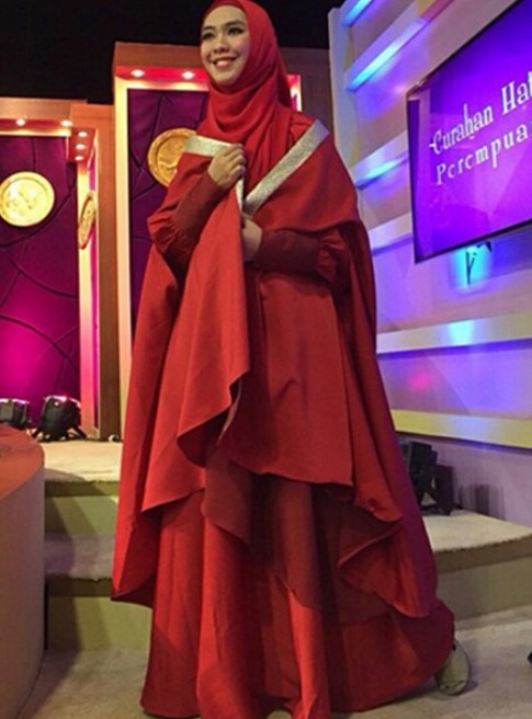 Model Baju Gamis Syar'i Ala Oki Setiana Dewi Merah