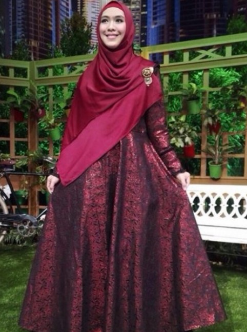 Model Baju Gamis Syar'i Ala Oki Setiana Dewi Mewah Maroon