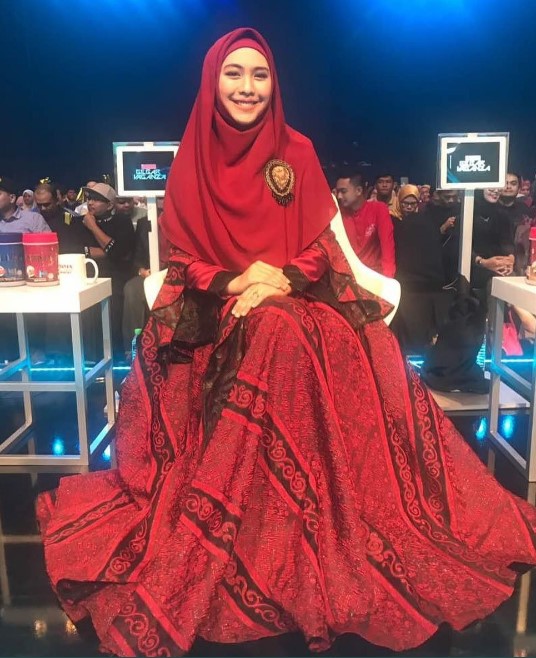 Model Baju Gamis Syar'i Ala Oki Setiana Dewi Motif Merah Maroon