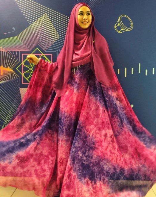 Model Baju Gamis Syar'i Ala Oki Setiana Dewi Motif Merah