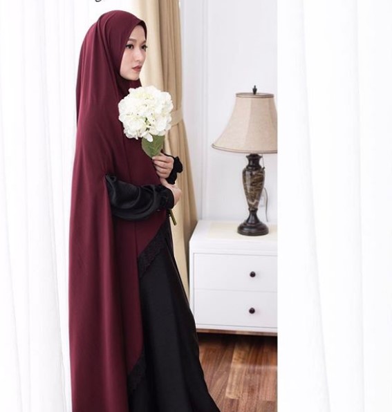 Model Baju Gamis Syar’i Lyra Virna Modern Jilbab Panjang Hitam Maroon