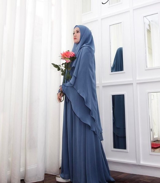 Model Baju Gamis Syar’i Lyra Virna Modern Jilbab Panjang Soft Denim