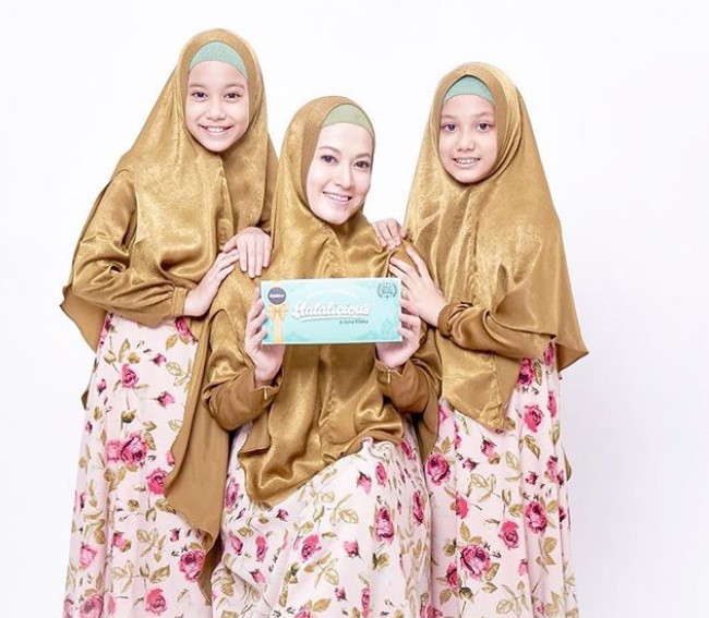 Model Baju Gamis Syar’i Lyra Virna Modern Motif Bunga Pink Jilbab Silk Gold