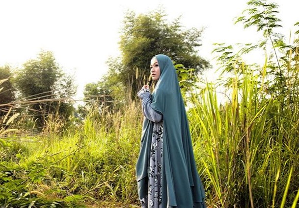 Model Baju Gamis Syar’i Lyra Virna Panjang Motif Bunga Dark Grey