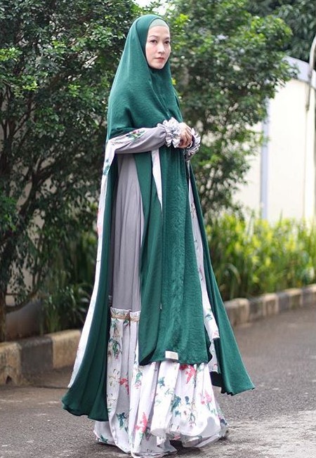 Model Baju Gamis Syar’i Lyra Virna Panjang Rok Rempel Motif Soft Grey Hijau Tua