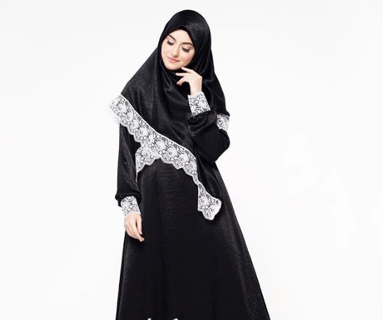 Model Baju Gamis Syar’i Lyra Virna Terbaru Jilbab dan Rok Renda Hitam
