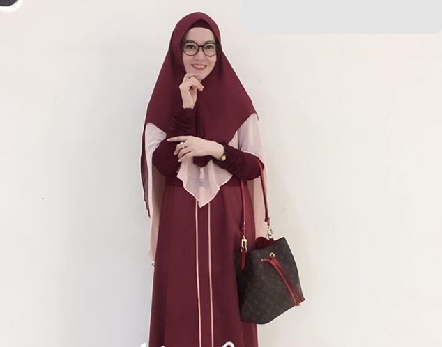 Model Baju Gamis Syar’i Lyra Virna Terbaru Simple Merah Maroon
