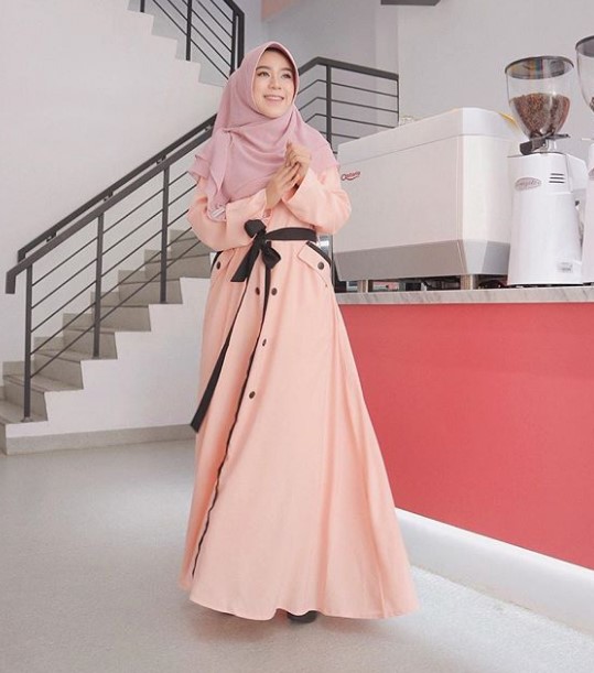 Model Baju Gamis Syar’i Modern Ikat Pinggang Kancing Depan Soft Peach