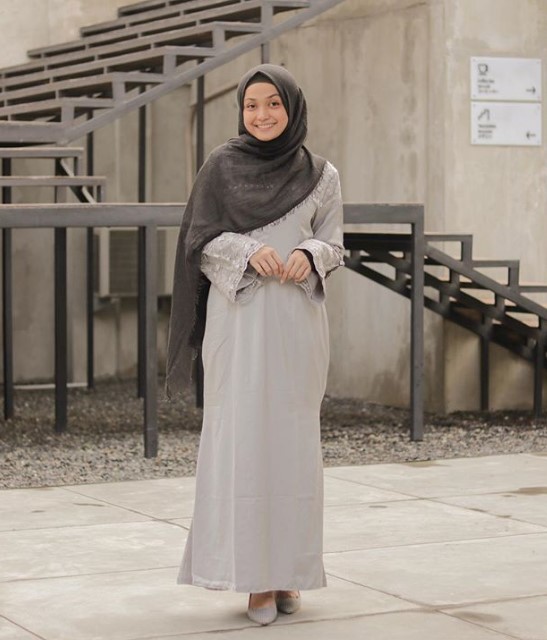Model Baju Gamis Syar’i Modern Lengan Lonceng Brokat Abu Muda