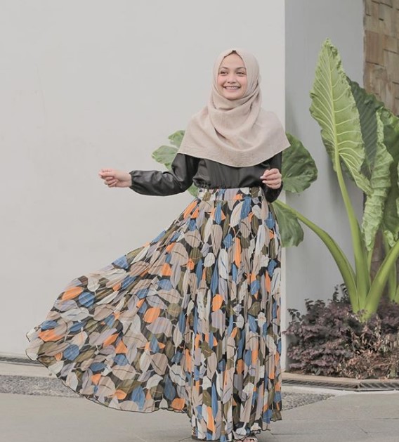 Model Baju Gamis Syar’i Modern Rok Motif Hitam Cream