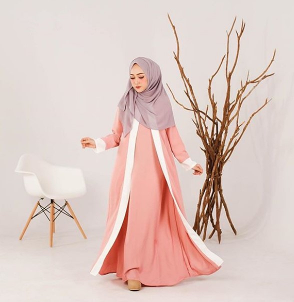 Model Baju Gamis Terbaru Tanah Abang Syar’i Simple Kombinasi Warna Soft Peach Putih
