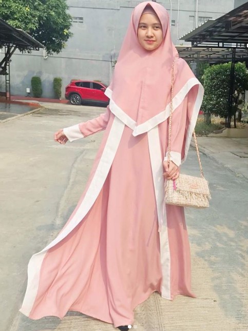 Model Baju Gamis Terbaru Tanah Abang Syar’i Simple Kombinasi Warna Soft Pink Putih