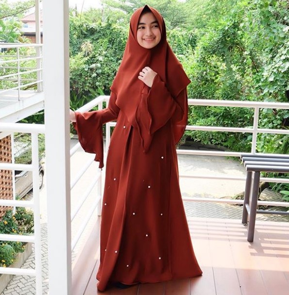 Model Baju Gamis Terbaru Tanah Abang Syar’i Simple Sifon Lengan Lonceng Mutiara Merah Maroon
