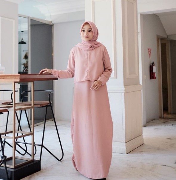 Model Baju Gamis Trend Anak Muda Sekarang Resleting Depan Soft Pink