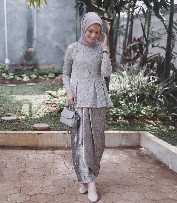 Model Baju Kebaya Brokat Kombinasi Batik Abu MudaModel Baju Kebaya Brokat Kombinasi Batik Abu Muda