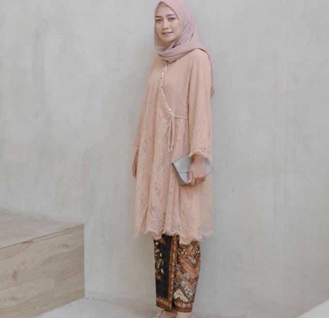 Model Baju Kebaya Brokat Kombinasi Batik Cream Peach