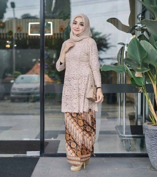 Model Baju Kebaya Brokat Kombinasi Batik Cream