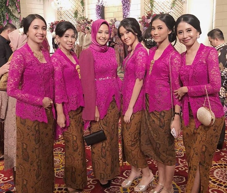 Model Baju Kebaya Brokat Kombinasi Batik Fanta