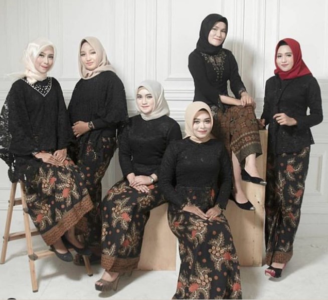 Model Baju Kebaya Brokat Kombinasi Batik Hitam Coklat