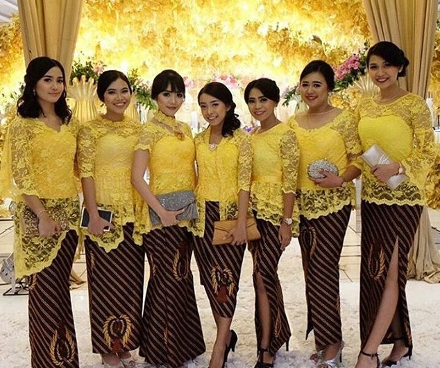Model Baju Kebaya Brokat Kombinasi Batik Kuning