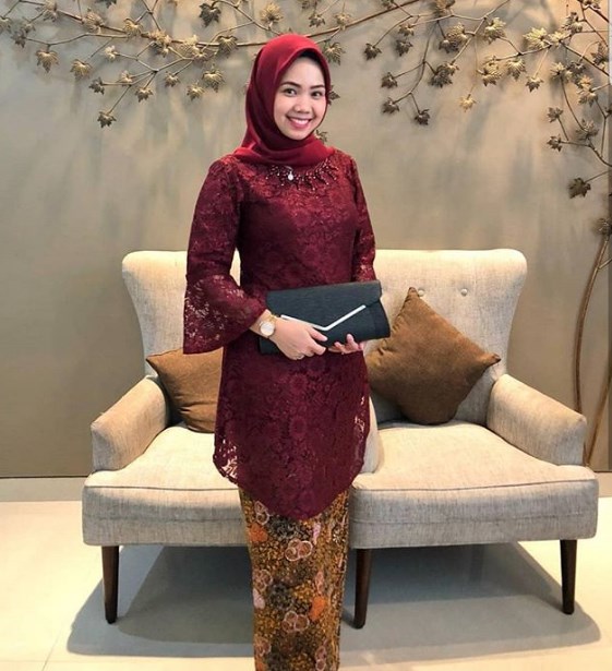 Model Baju Kebaya Brokat Kombinasi Batik Maroon