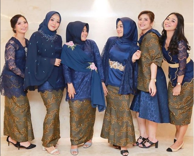 Model Baju Kebaya Brokat Kombinasi Batik Navy