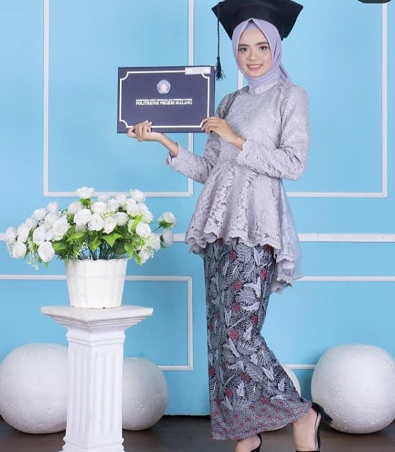 Model Baju Kebaya Brokat Kombinasi Batik Peplum Grey