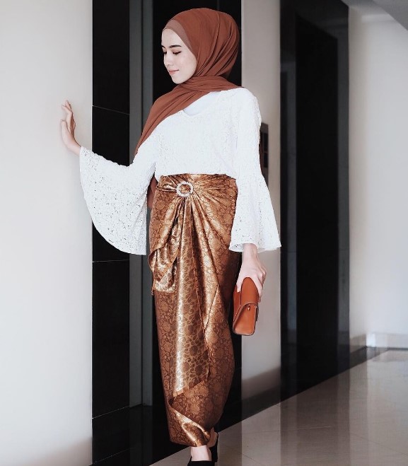 Model Baju Kebaya Brokat Kombinasi Batik Putih Gold