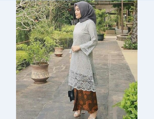 Model Baju Kebaya Brokat Kombinasi Batik Tunic Abu Muda