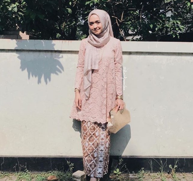Model Baju Kebaya Brokat Kombinasi Batik Tunic Cream