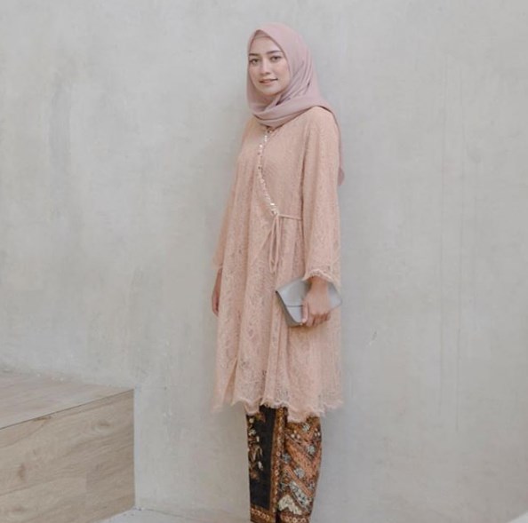 Model Baju Kebaya Brokat Kombinasi Batik Tunic Tali Pinggir Soft Peach