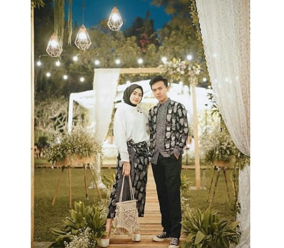 Model Baju Kebaya Couple Kain Polos dan Batik Putih Hitam