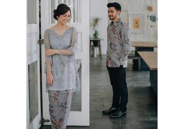 Model Baju Kebaya Couple Panjang Abu Muda
