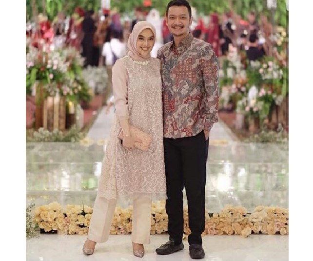 Model Baju Kebaya Couple Panjang Cream Pastel